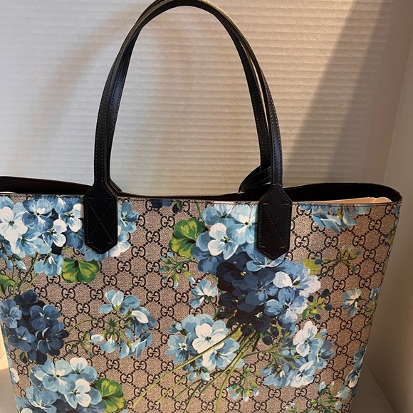 GUCCI
BLUE GG BLOOMS SUPREME CANVAS REVERSIBLE TOTE - Picture 15 of 16